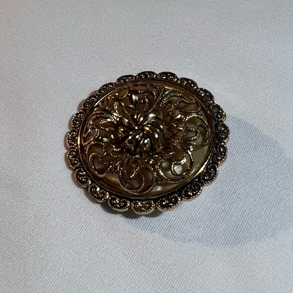 Golden Brooch - Picture 3 of 5